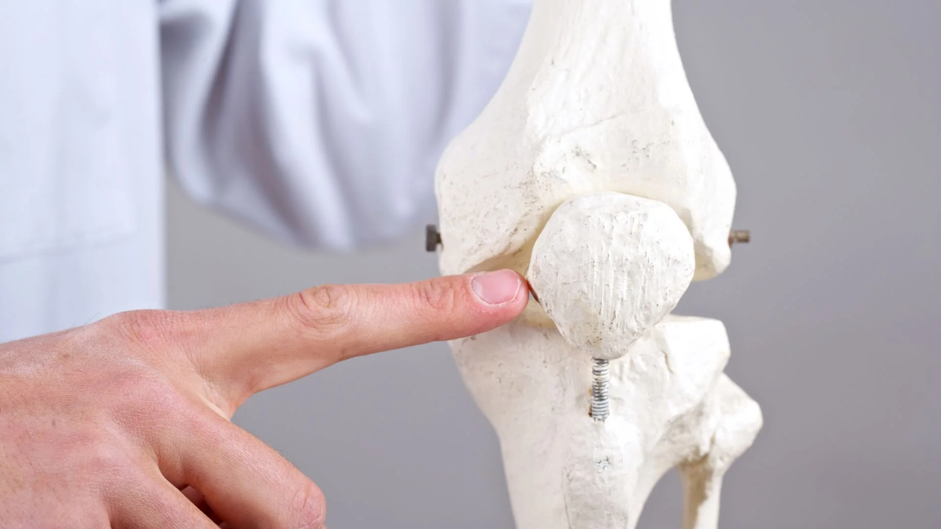 Cách tự theo dõi cảm giác đầu gối để nhận biết thay đổi bất thường